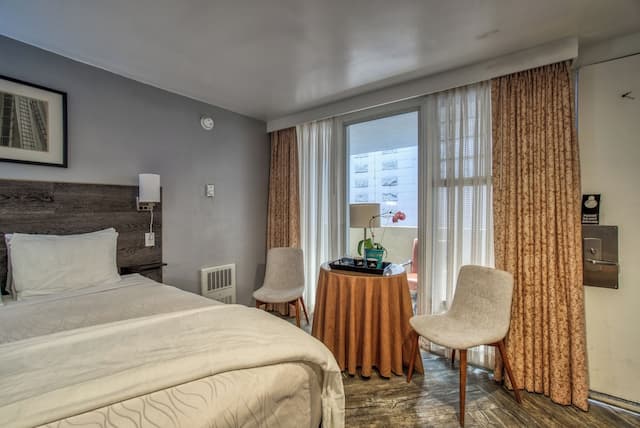 ウォーフ イン-クラシック ルーム クイーンベッド 2 台 冷蔵庫-20