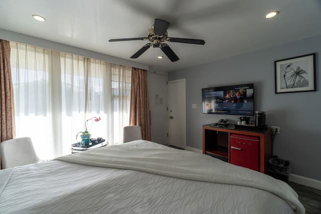 ウォーフ イン-クラシック ルーム キングベッド 1 台 冷蔵庫-6