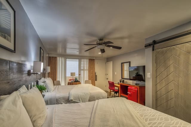 ウォーフ イン-クラシック ルーム クイーンベッド 2 台 冷蔵庫-14