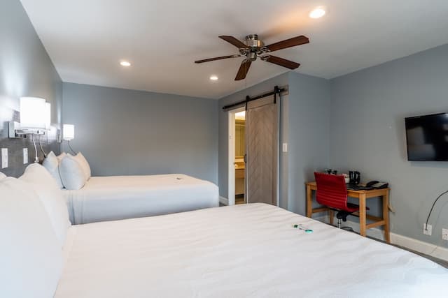 ウォーフ イン-クラシック ルーム クイーンベッド 2 台 冷蔵庫-2