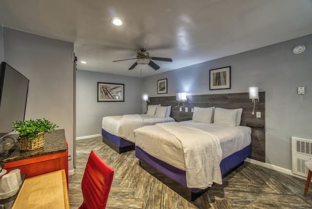 ウォーフ イン-クラシック ルーム クイーンベッド 2 台 冷蔵庫-5