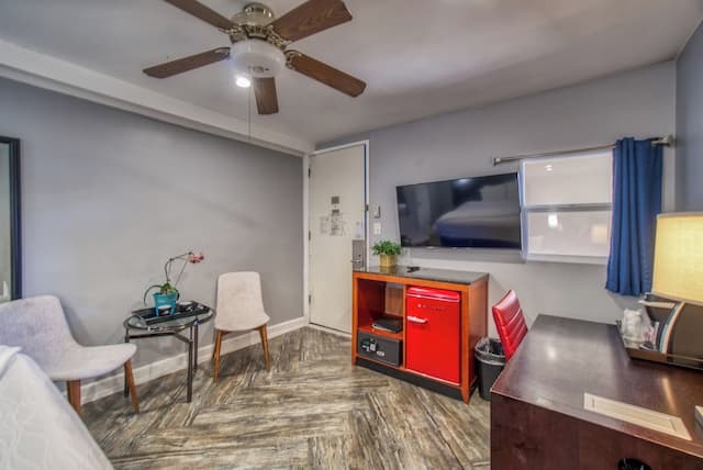 ウォーフ イン-クラシック ルーム キングベッド 1 台 冷蔵庫-10