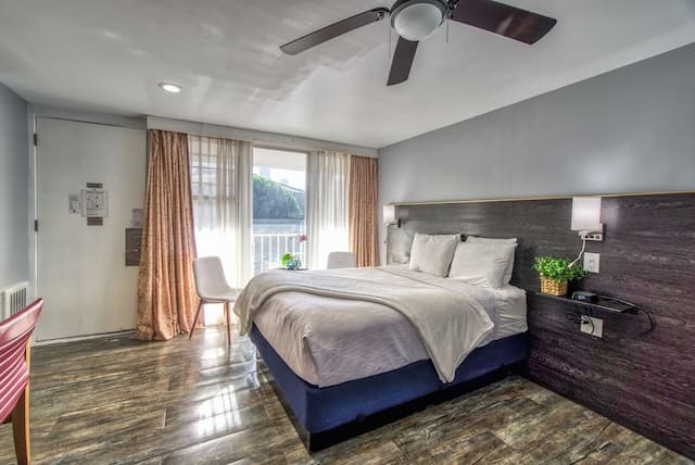 ウォーフ イン-クラシック ルーム クイーンベッド 2 台 冷蔵庫-10