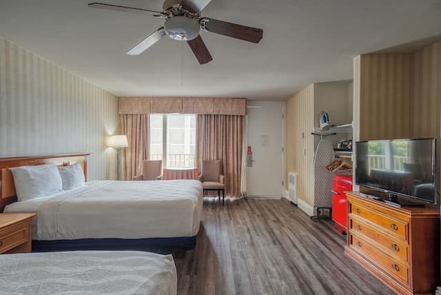 ウォーフ イン-スタンダード ルーム クイーンベッド 2 台 車いす対応-1