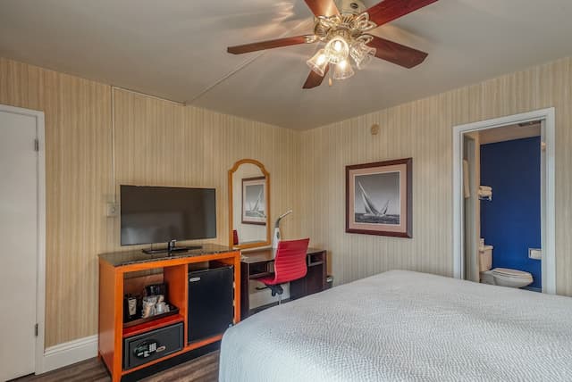 ウォーフ イン-クラシック ルーム キングベッド 1 台 冷蔵庫-4