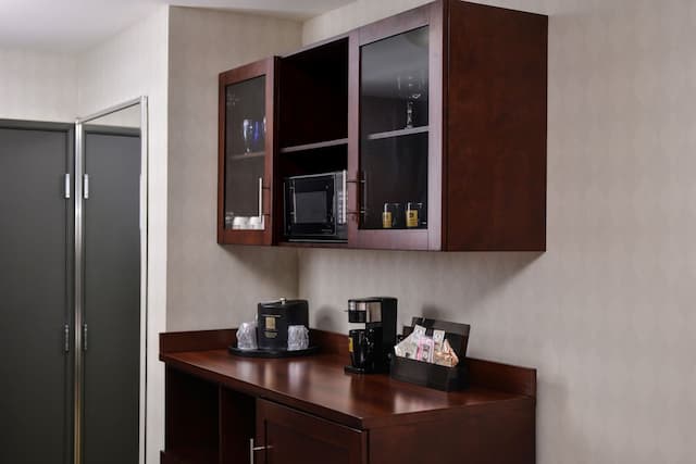 コンフォート スイーツ エアポート タクウィラ シアトル-スイート キングベッド 1 台ソファーベッド付き 禁煙-7