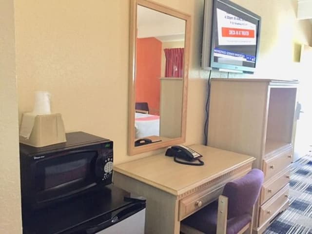 Red Carpet Inn Great Lakes-Standard Room With King Bed Smoking-3