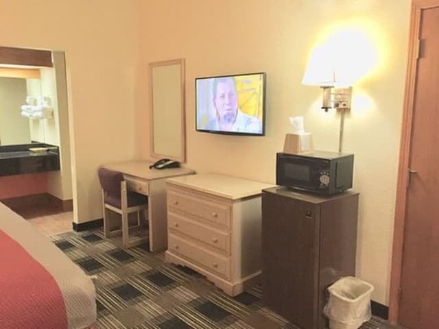 Red Carpet Inn Great Lakes-Standard Room With King Bed Smoking-4