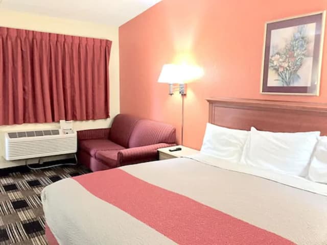 Red Carpet Inn Great Lakes-Standard Room With King Bed Smoking-1