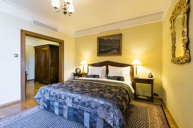 Golden Well Hotel-Deluxe Double or Twin Room-9