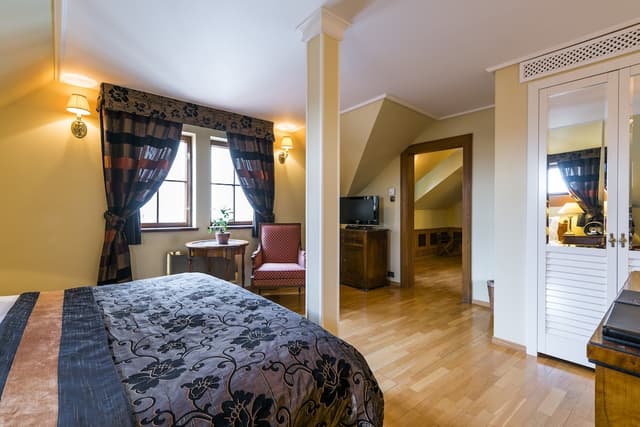 Golden Well Hotel-Grand Double or Twin Room (Deluxe)-6