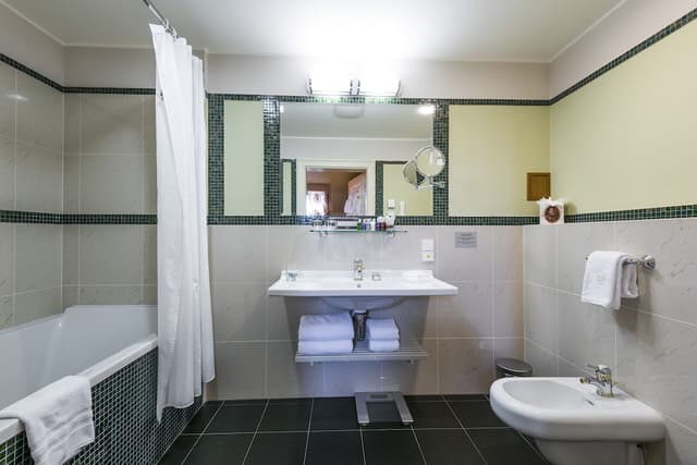 Golden Well Hotel-Grand Double or Twin Room (Deluxe)-12