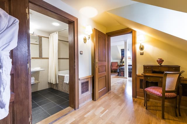 Golden Well Hotel-Grand Double or Twin Room (Deluxe)-4