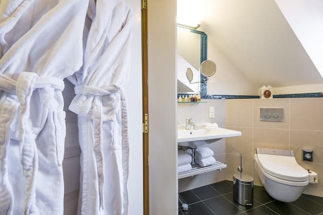 Golden Well Hotel-Deluxe Double or Twin Room-18