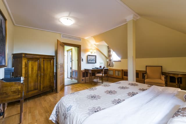 Golden Well Hotel-Deluxe Double or Twin Room-11