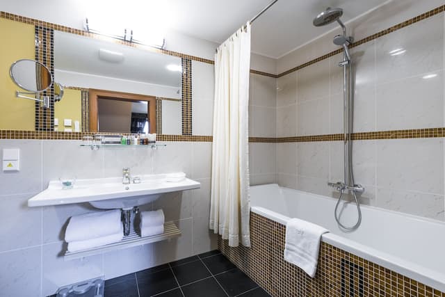 Golden Well Hotel-Grand Double or Twin Room (Deluxe)-11