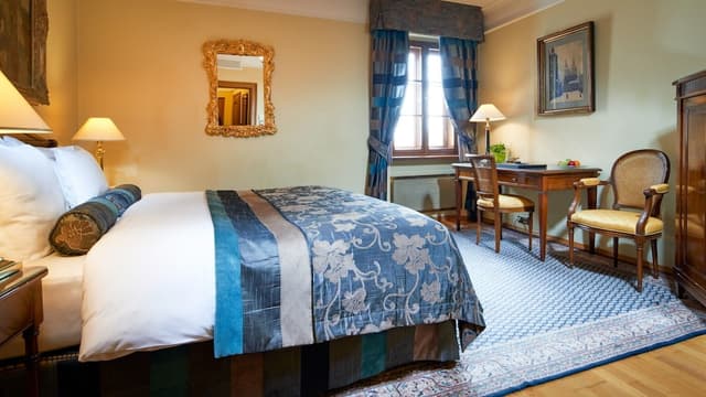 Golden Well Hotel-Deluxe Double or Twin Room-8