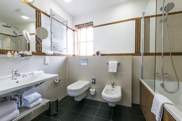 Golden Well Hotel-Deluxe Double or Twin Room-14