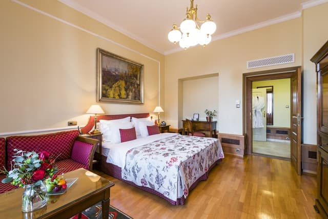 Golden Well Hotel-Deluxe Double or Twin Room-4