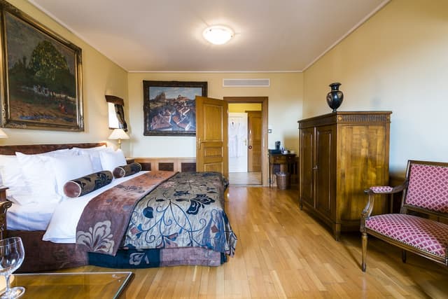 Golden Well Hotel-Grand Double or Twin Room (Deluxe)-8