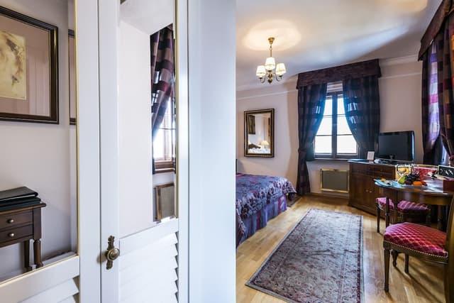 Golden Well Hotel-Deluxe Double or Twin Room-7