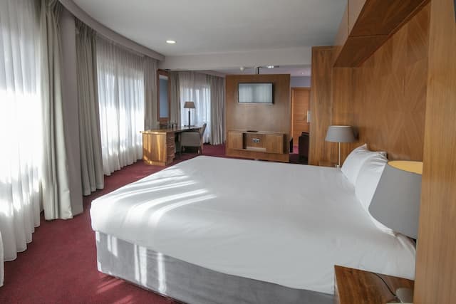 The Crown London-Suite, 1 King Bed, Non Smoking-2