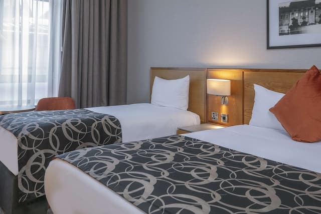 The Crown London-Family Room, Multiple Beds, Non Smoking-2