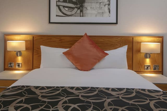 The Crown London-Standard Room, 1 Double Bed, Accessible, Non Smoking (Walk-in Shower)-2