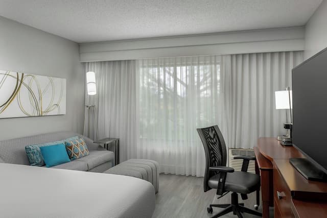 Courtyard by Marriott Houston Rice University-Room, 1 King Bed with Sofa bed (Hearing Accessible)-4