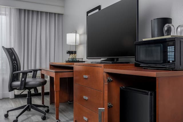 Courtyard by Marriott Houston Rice University-Room, 2 Double Beds (Hearing Accessible)-4