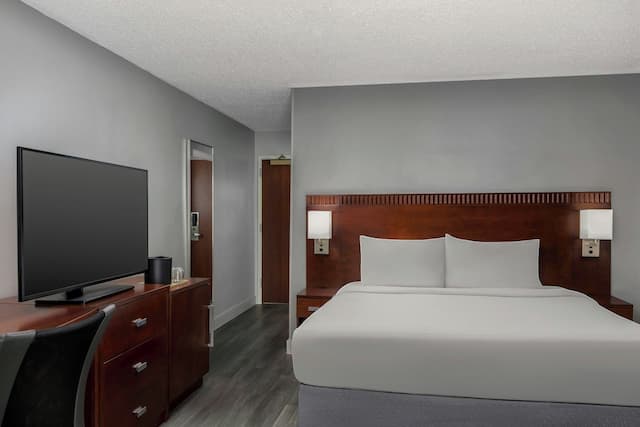 Courtyard by Marriott Houston Rice University-Room, 1 King Bed with Sofa bed (Hearing Accessible)-3