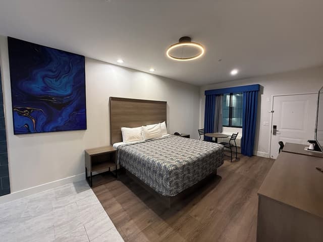 Palace Inn Blue Edgebrook-Luxury Room, 1 King Bed, Hot Tub-2