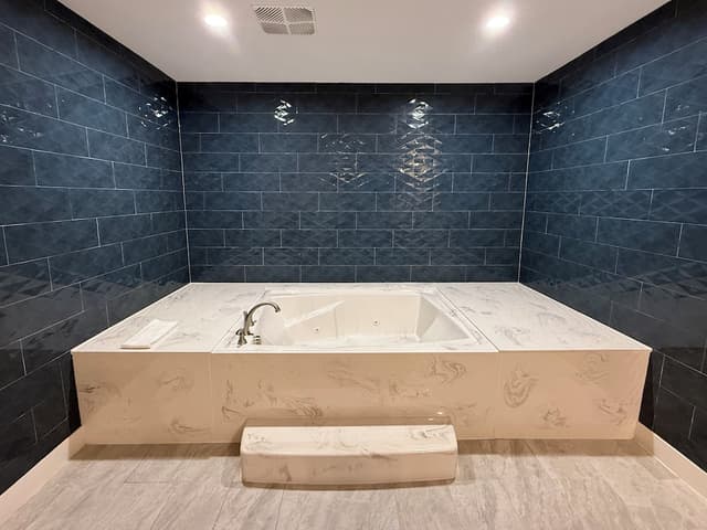 Palace Inn Blue Edgebrook-Luxury Room, 1 King Bed, Hot Tub-3