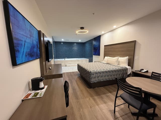Palace Inn Blue Edgebrook-Luxury Room, 1 King Bed, Hot Tub-1