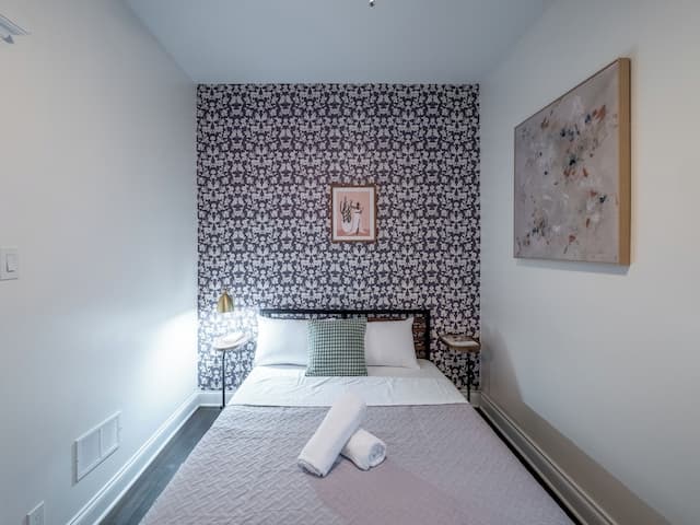 Wrigleyville Suites-Queen Room with Shared Bathroom 6-2