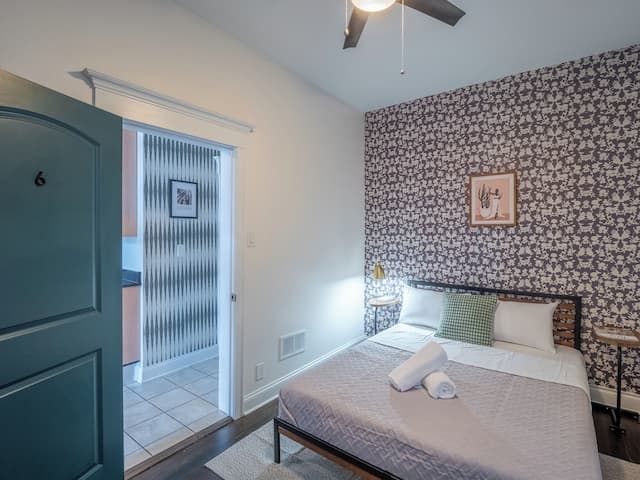 Wrigleyville Suites-Queen Room with Shared Bathroom 6-1