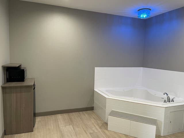 Express Inn - Richey-Luxury Suite, Non Smoking-3