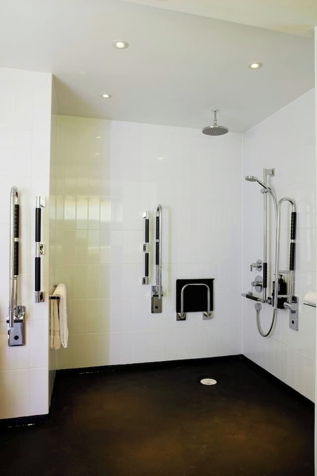 シチズン M タワー オブ ロンドン-ルーム キングベッド 1 台 (Mobility Accessible, Roll-In Shower)-7