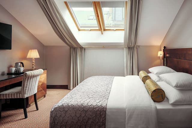 Cosmopolitan Hotel Prague-Deluxe Double or Twin Room-8