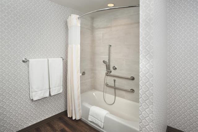 加州伯班克市中心希爾頓花園飯店-客房, 2 張加大雙人床, 無障礙, 非吸煙房 (mob/hearing acc w/ bathtub)-6