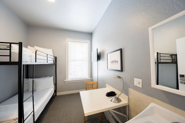 ザ アーバン-ダブルまたはツインルーム 共用バスルーム-1