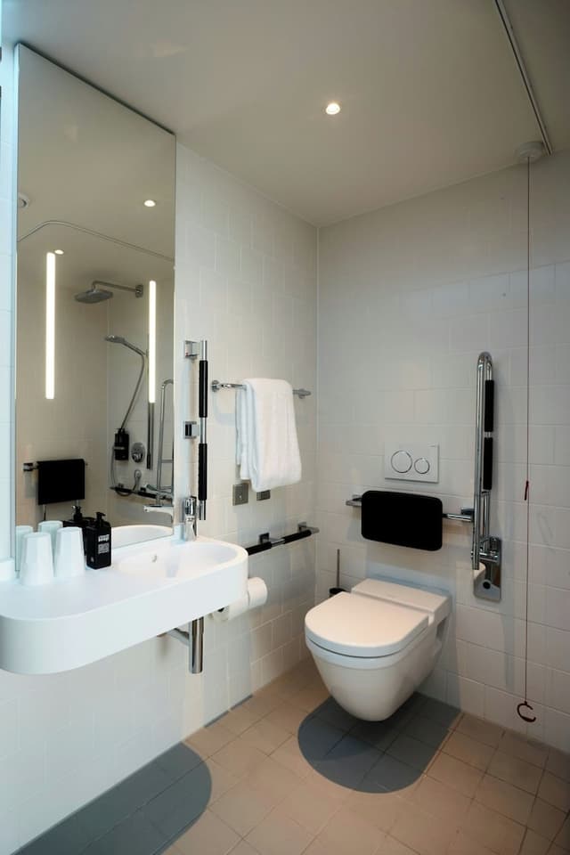 シチズン エム ロンドン ショアディッチ-ルーム キングベッド 1 台 (Mobility Accessible, Roll-In Shower)-6