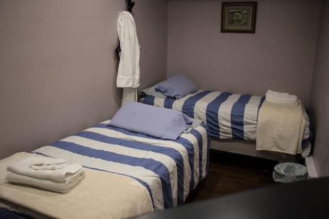 セント ローレンス レジデンス & スイーツ-デラックス ツインルーム 共用バスルーム-4