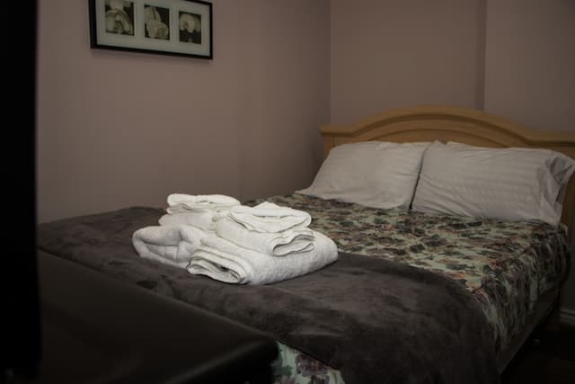 セント ローレンス レジデンス & スイーツ-スーペリア ルーム クイーンベッド 1 台 共用バスルーム-12