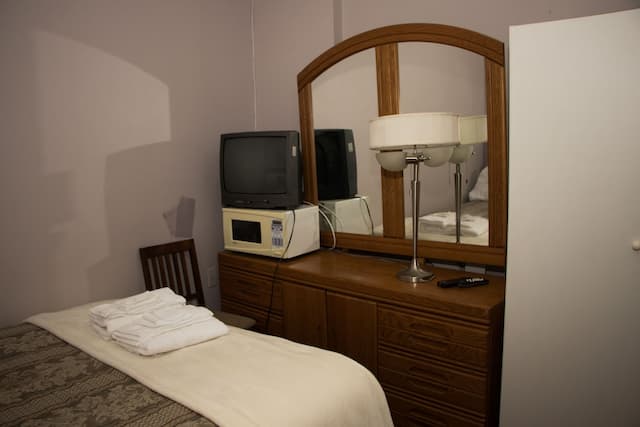 セント ローレンス レジデンス & スイーツ-スーペリア ルーム クイーンベッド 1 台 共用バスルーム-5