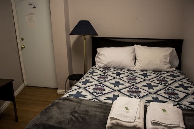 セント ローレンス レジデンス & スイーツ-デラックス ルーム ダブルベッド 1 台 共用バスルーム-3