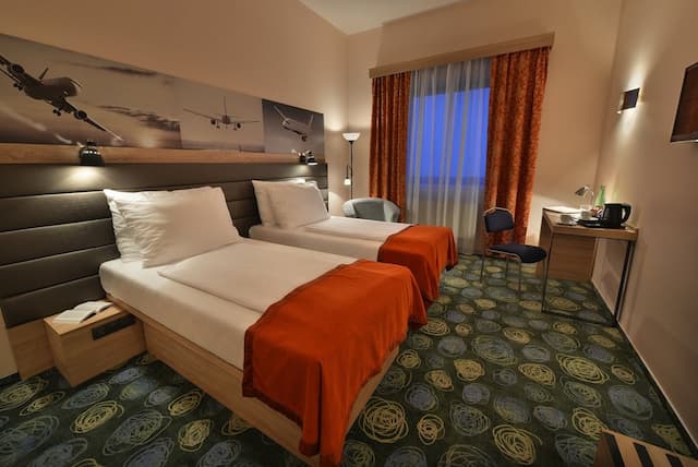 Ramada by Wyndham Airport Prague-客房, 无烟房 (Two Twin Beds)-3