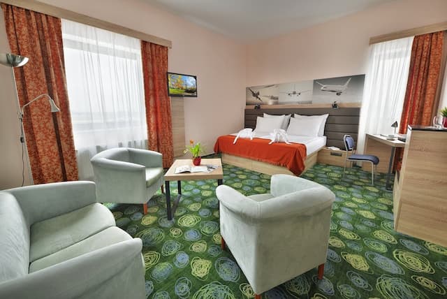 Ramada by Wyndham Airport Prague-小型套房, 1 张特大床, 无烟房-1