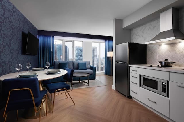 多倫多市中心潘塔吉斯飯店-豪華套房, 1 張特大雙人床和 1 張沙發床-1