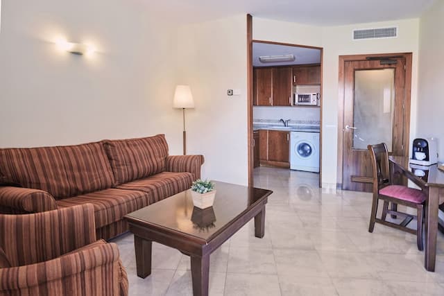 錫切斯桑威海灘高爾夫酒店-家庭公寓, 泳池景-2